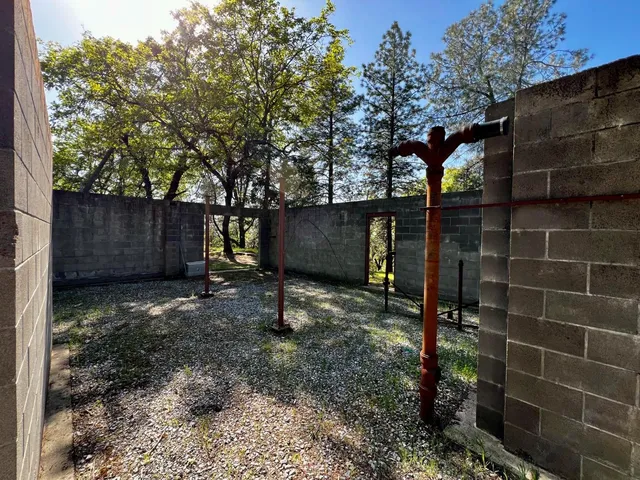 a view of a backyard