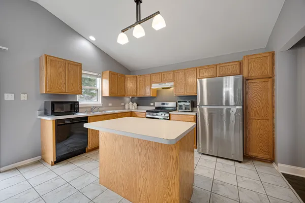 $330,000 | 1014 Edinburgh Court, Joliet, IL 60431