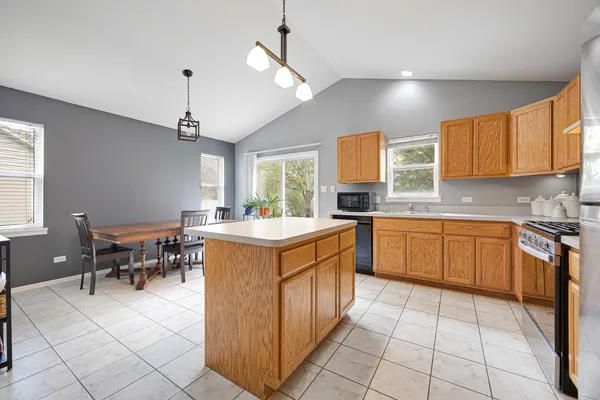 $330,000 | 1014 Edinburgh Court, Joliet, IL 60431