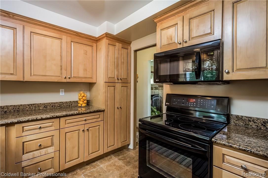 28309 Ridgebrook Road Farmington, MI 48334 - Photo 14 of 44 014-Kitchen-3029420-large.jpg