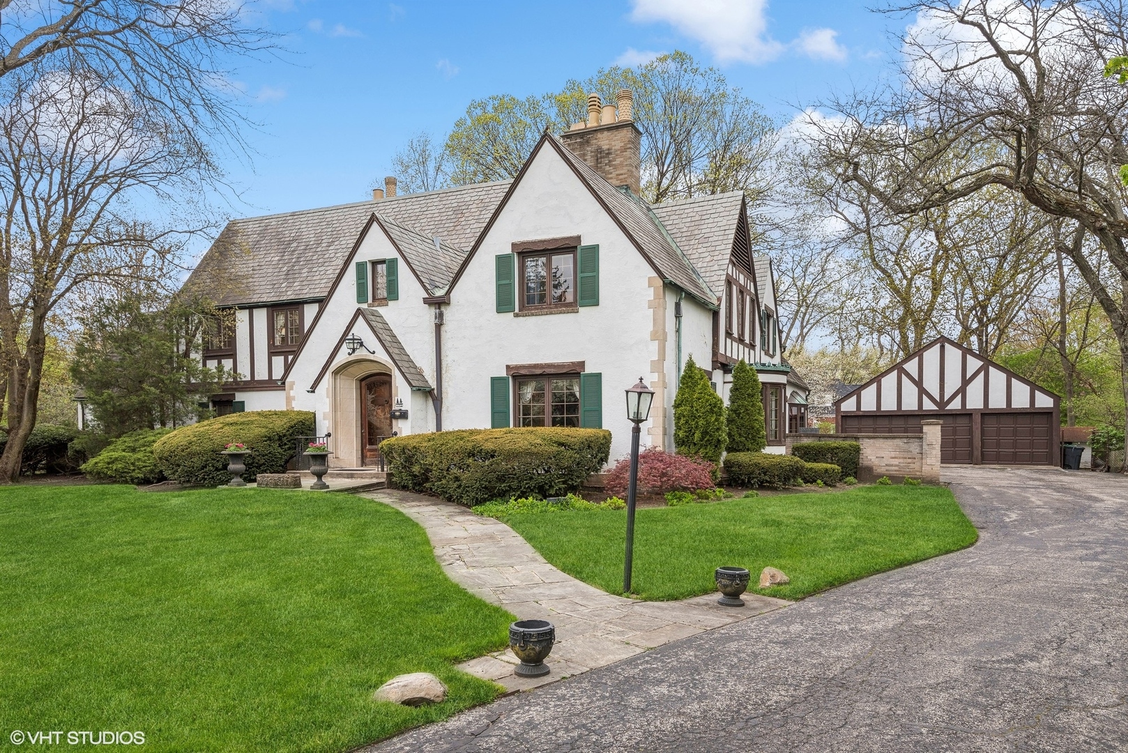 172 Dewindt Road Winnetka, IL 60093 - Photo 2 of 20