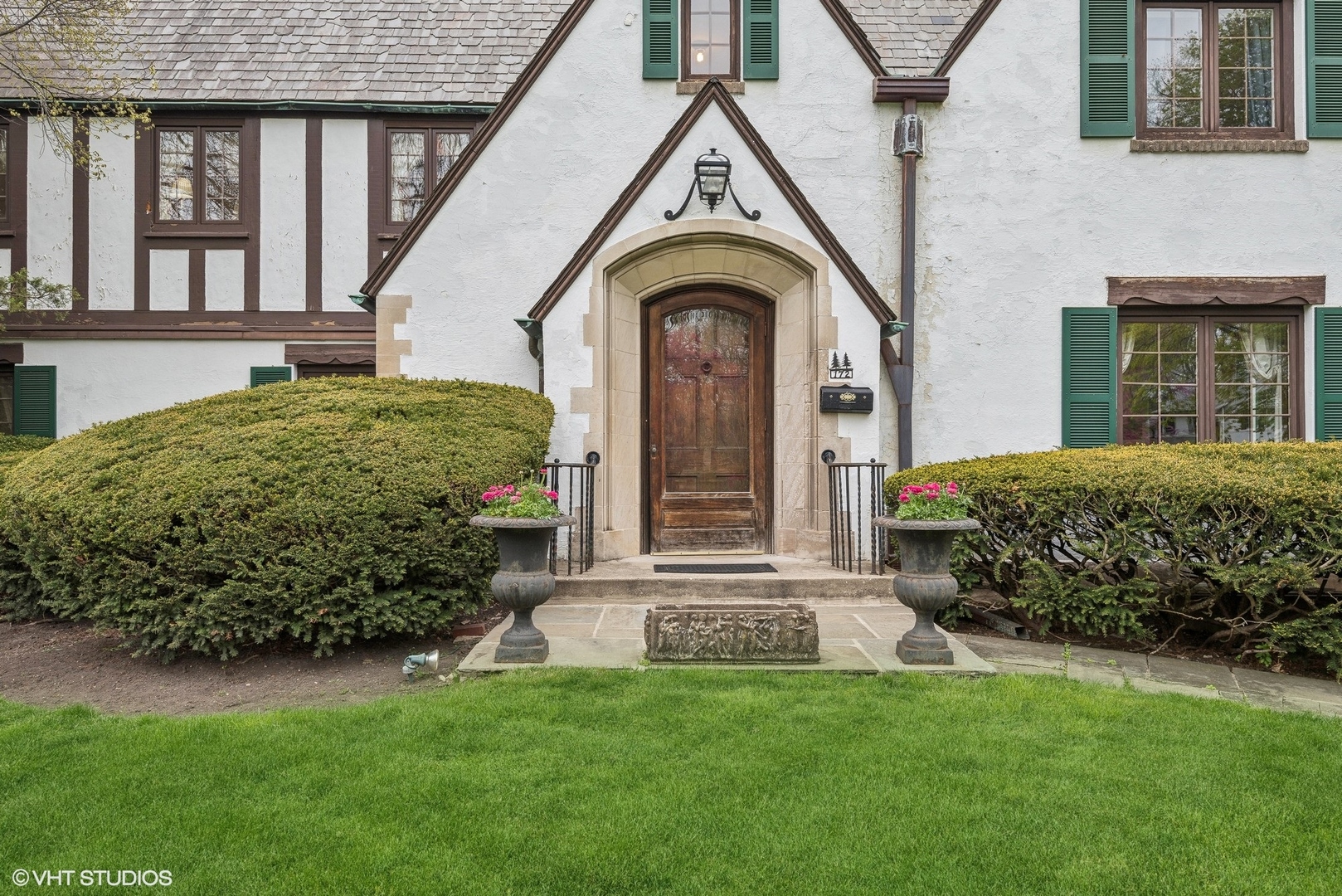 172 Dewindt Road Winnetka, IL 60093 - Photo 3 of 20