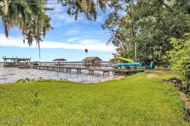 $724,900 | 814 Canal Cove Road, Lake Waccamaw, NC 28450