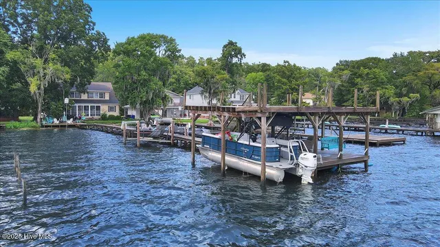 $724,900 | 814 Canal Cove Road, Lake Waccamaw, NC 28450