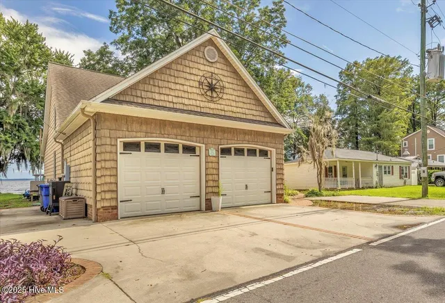 $724,900 | 814 Canal Cove Road, Lake Waccamaw, NC 28450