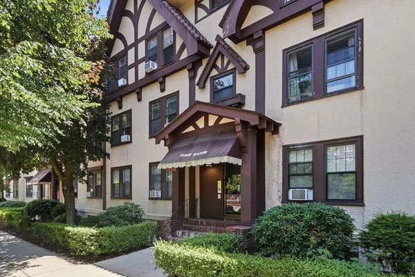 $499,000 | 1722 Commonwealth Avenue, Unit 1, Boston, MA 02135