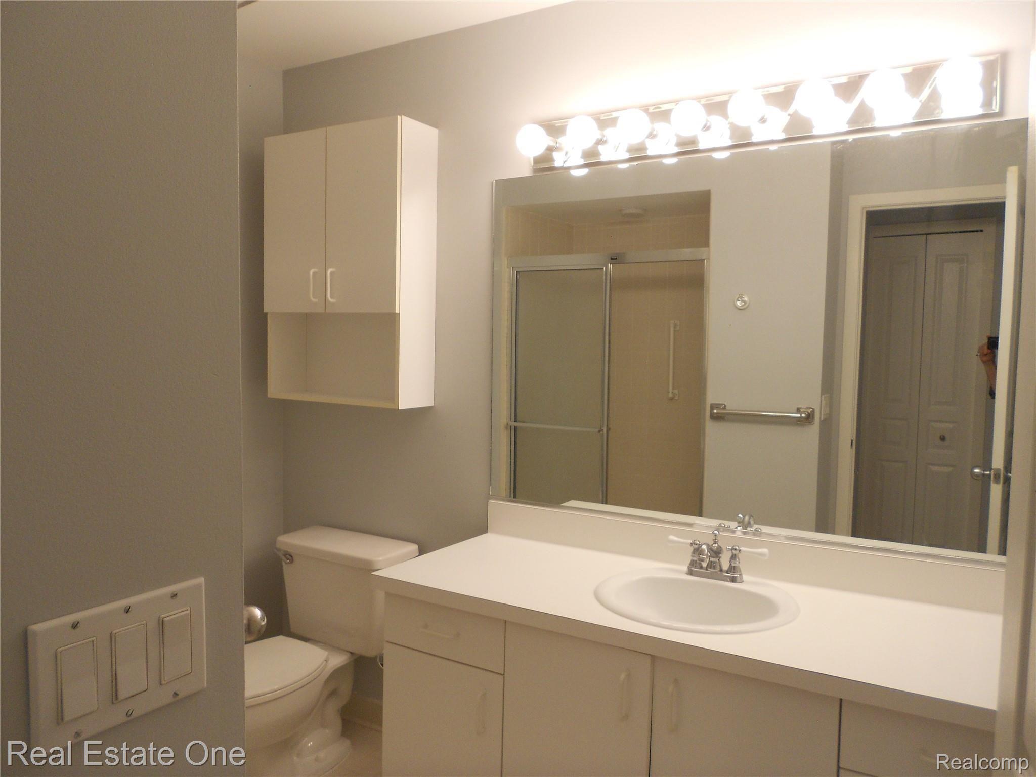 30414 Orchard Lake Road, Unit 10 Farmington, MI 48334 - Photo 10 of 14 DSCN2843.JPG