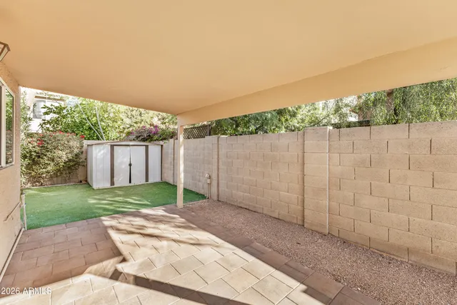 a view of a backyard