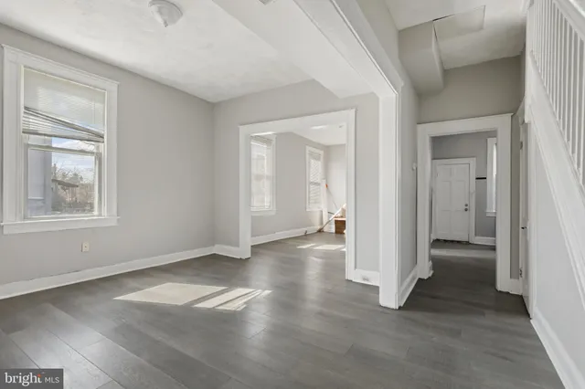 a view of entryway with window