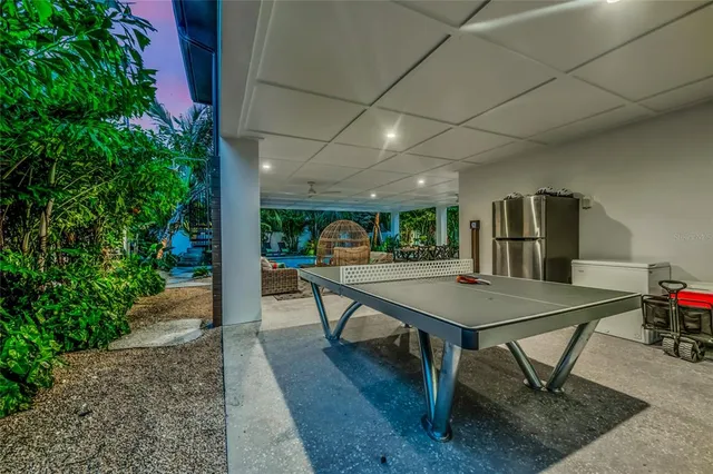 a view of a backyard