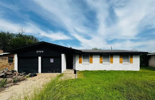 a front view of house with yard