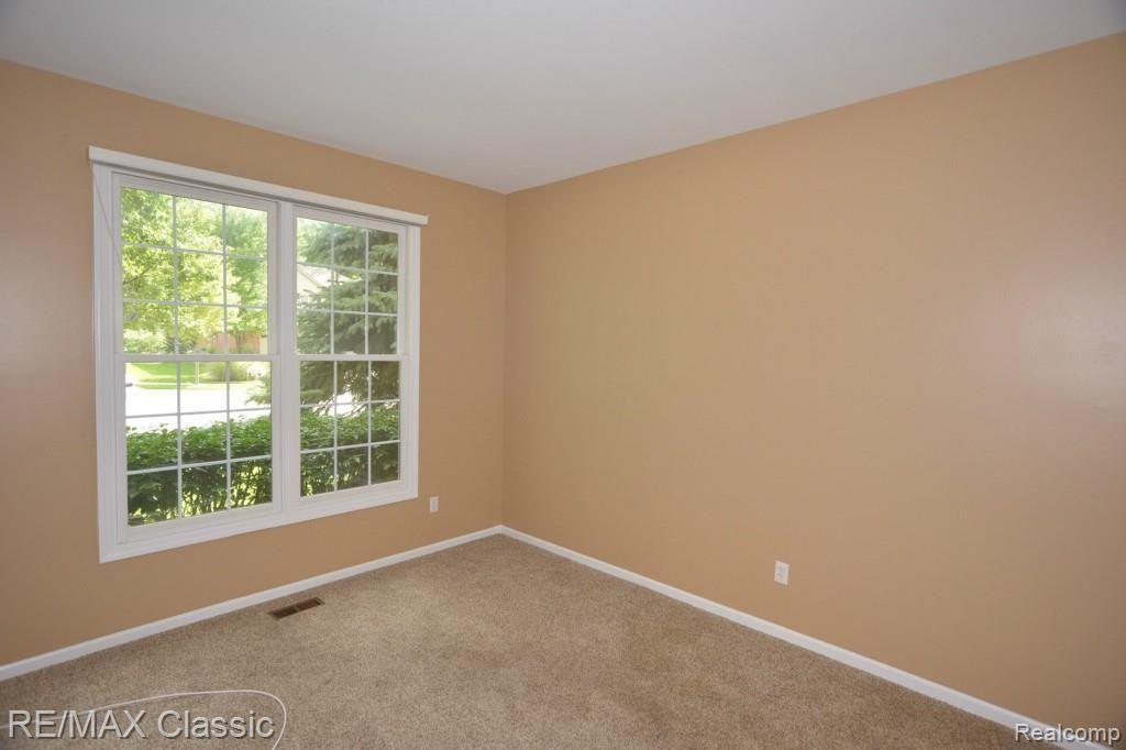 1184 Chesapeake Rochester, MI 48307 - Photo 26 of 36 27.jpg