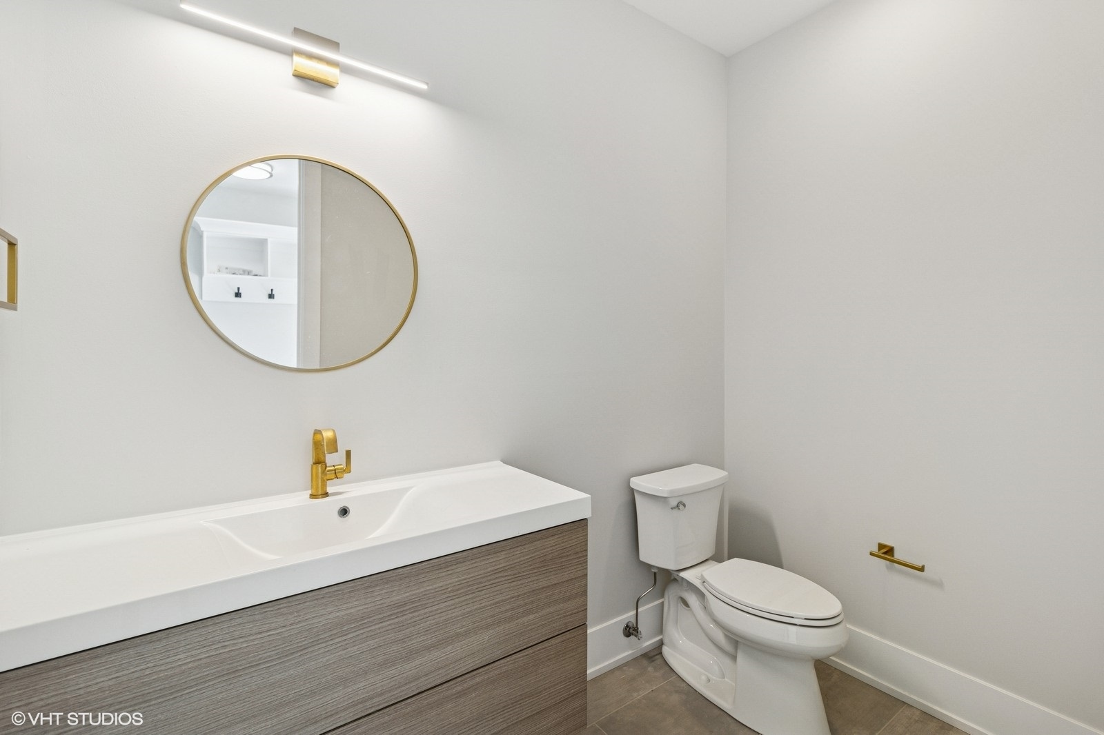 1816 Rosemary Road Highland Park, IL 60035 - Photo 15 of 35 a bathroom with a toilet a sink a mirror and vanity