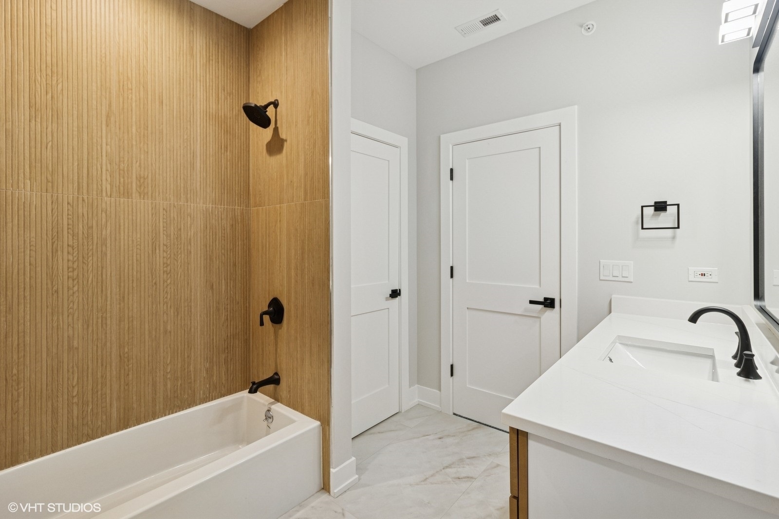 1816 Rosemary Road Highland Park, IL 60035 - Photo 21 of 35 a bathroom with a sink a mirror and a bathtub