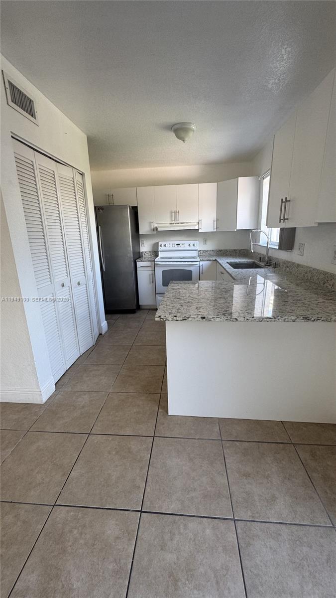 915 Southeast 13th Road Homestead, FL 33035 - Photo 6 of 23