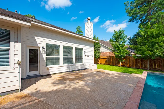 a view of a house with backyard and porch
