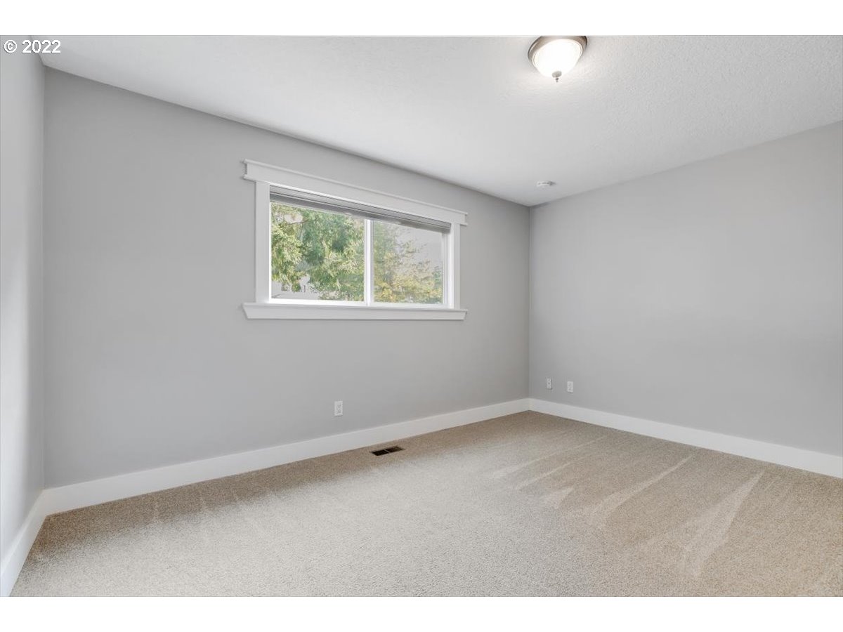 1725 Southwest 29th Court Gresham, OR 97080 - Photo 11 of 23 Gallery Image 11
