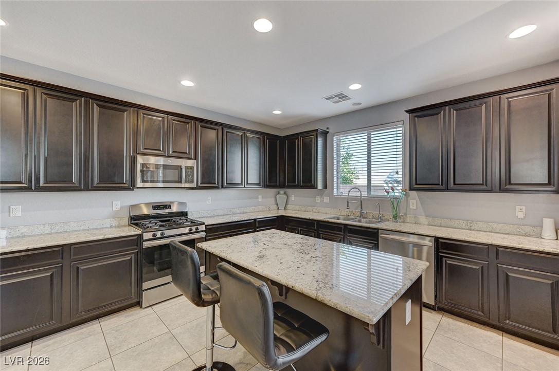 6276 Point Isabel Way Las Vegas, NV 89122 - Photo 8 of 38