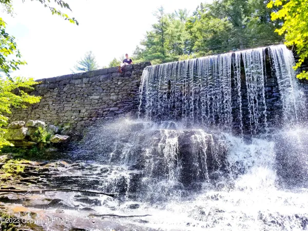 $1,900 | 877 Country Pl Drive, Tobyhanna, PA 18466