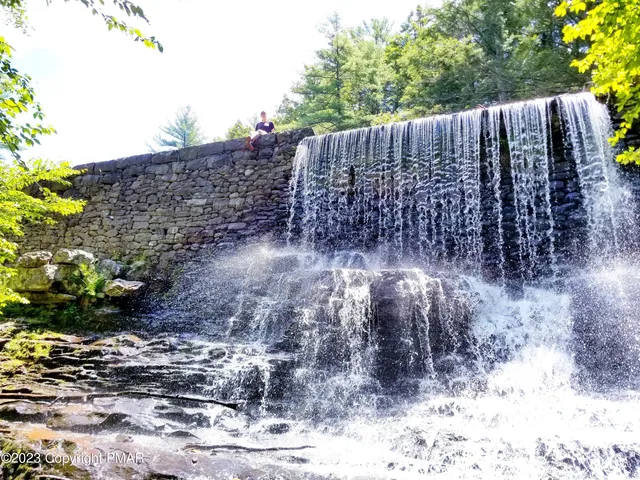 $2,000 | 877 Country Pl Drive, Tobyhanna, PA 18466