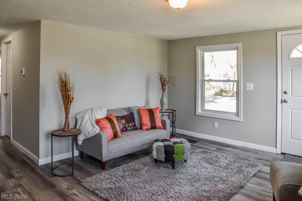3500 Wadsworth Road Barberton, OH 44203 - Photo 2 of 19 Living room