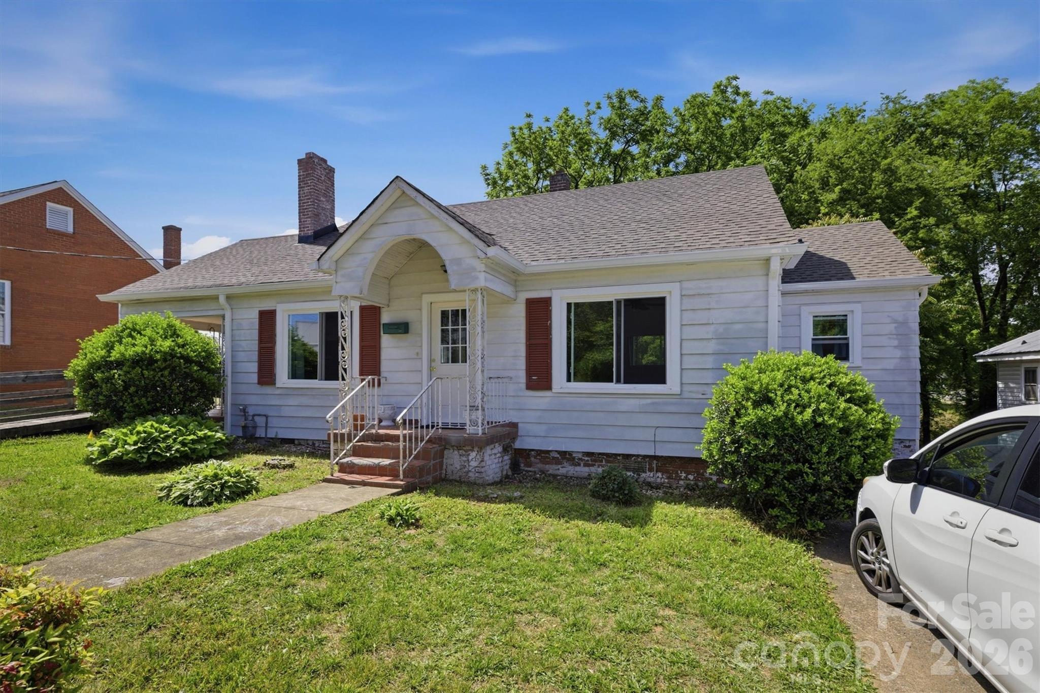 117 3rd Avenue Southwest Hickory, NC 28602 - Photo 4 of 21 a front view of a house with a yard
