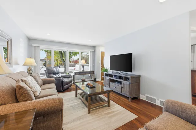 $3,200 | 4400 Opal Avenue, Norridge, IL 60706