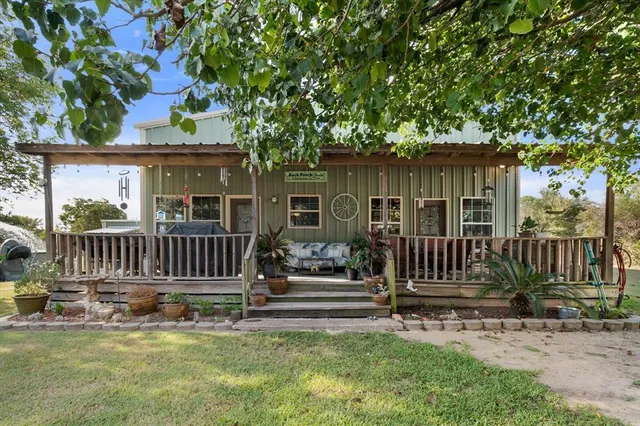 a view of a house with backyard and porch