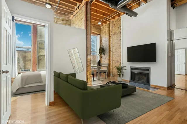 $2,300 | 525 North Halsted Street, Unit 408, Chicago, IL 60642