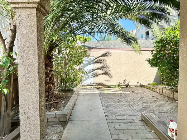 $3,600 | 731 West 5th Street, Long Beach, CA 90802