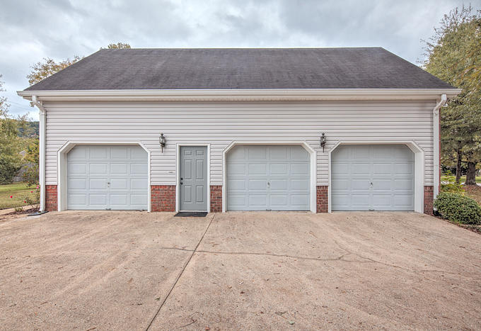 441 Valleybrook Road Hixson, TN 37343 - Photo 25 of 27 Garage Doors