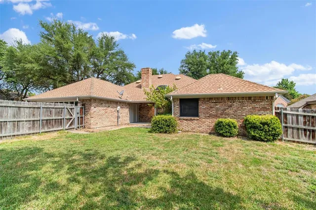 a view of a house with backyard and garden