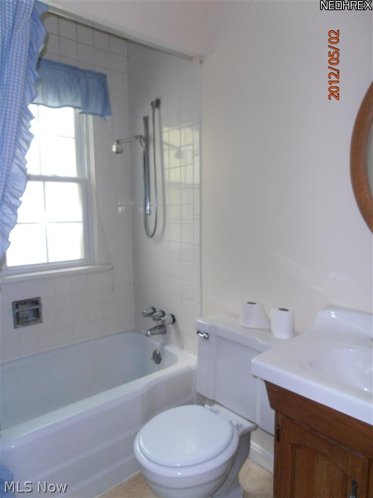 1596 Brainard Road Lyndhurst, OH 44124 - Photo 11 of 15 Full bath on main level