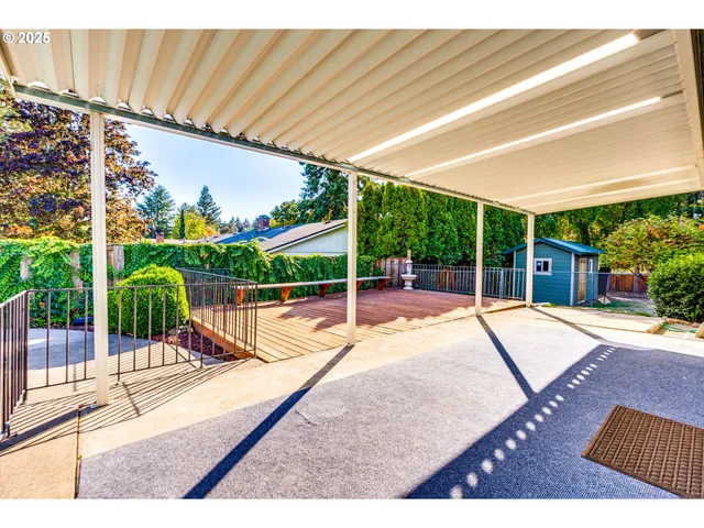 a view of an entrance of the house