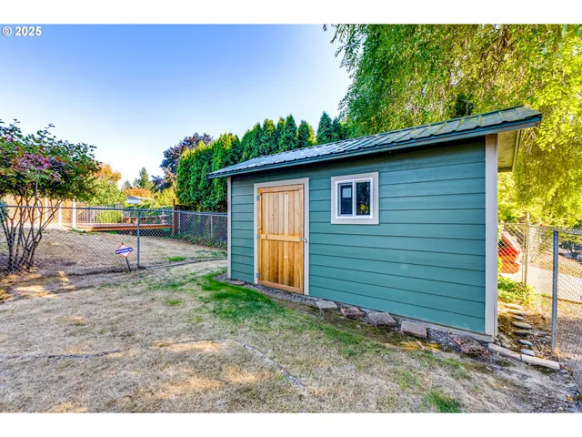 a view of a backyard