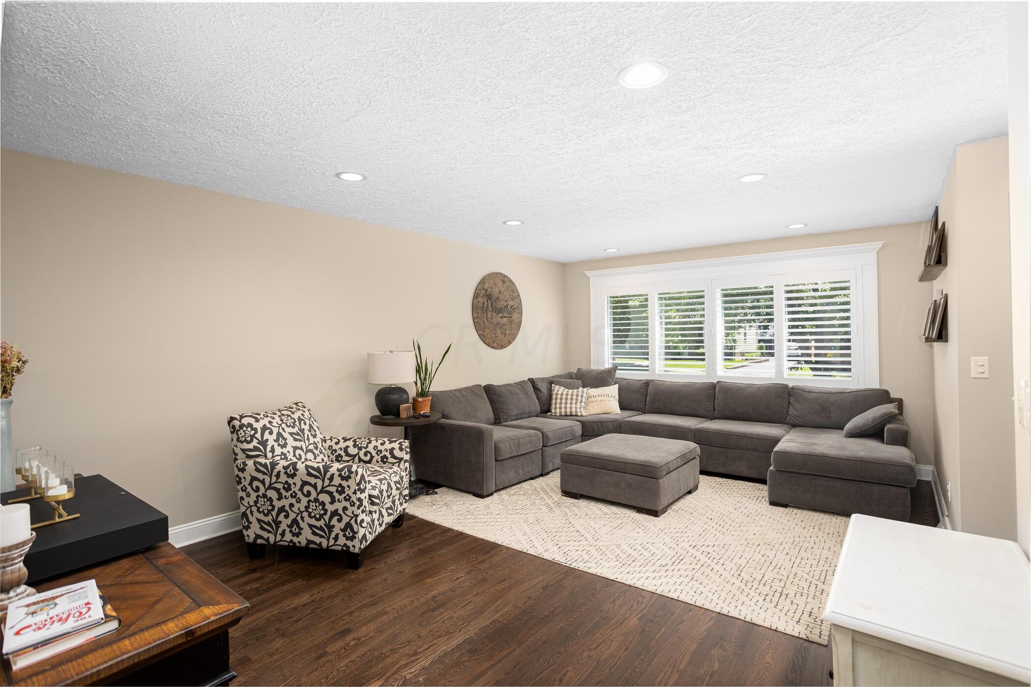 82 Richards Road Columbus, OH 43214 - Photo 6 of 46 Living Room