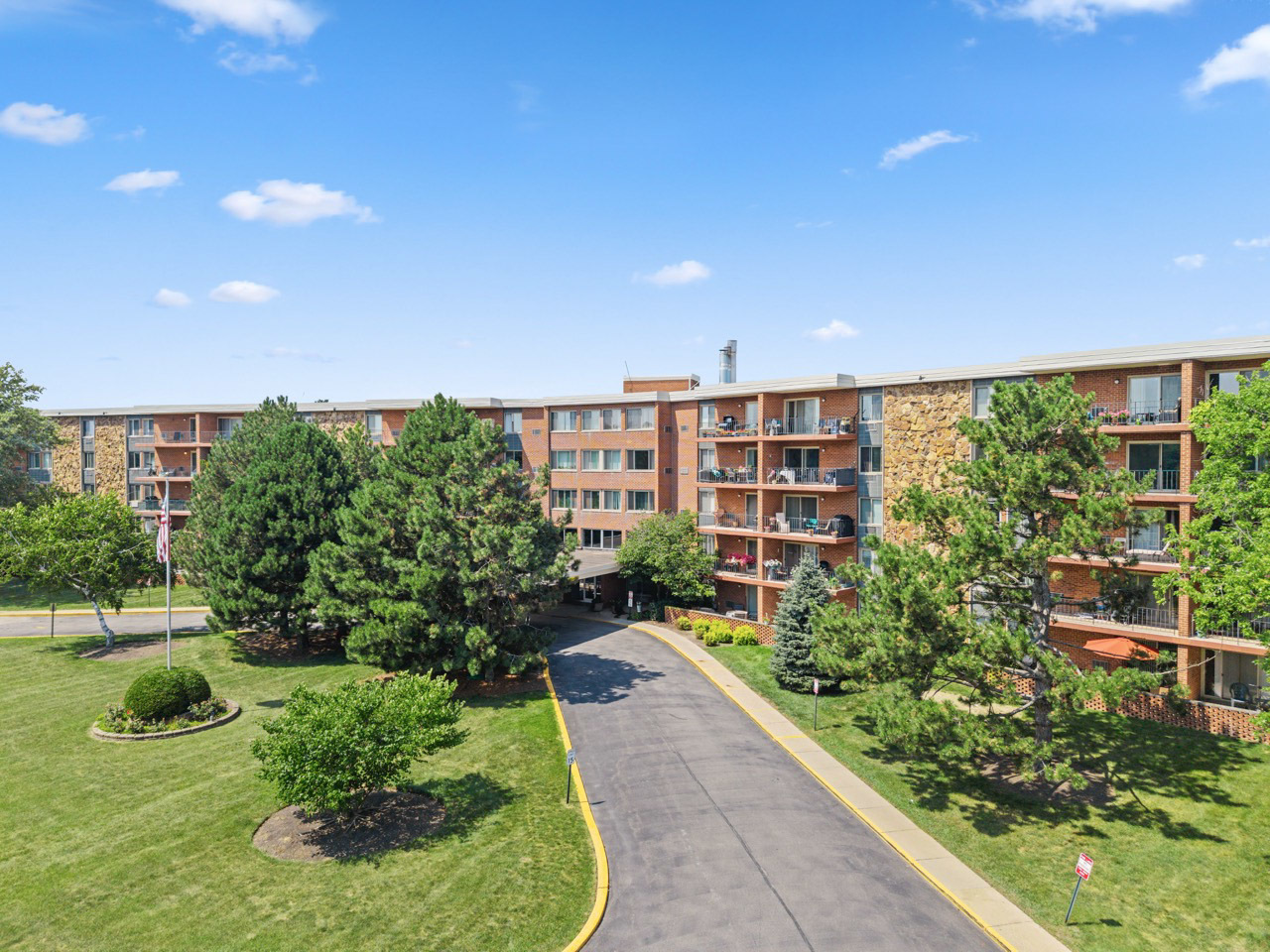 16 East Old Willow Road, Unit 424S Prospect Heights, IL 60070 - Photo 22 of 24 a view of a garden with a building in the background