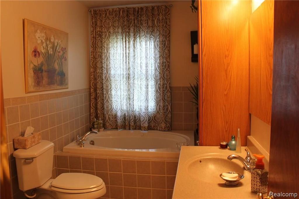 3187 North Custer Road Monroe, MI 48162 - Photo 16 of 37 Gallery Image 16