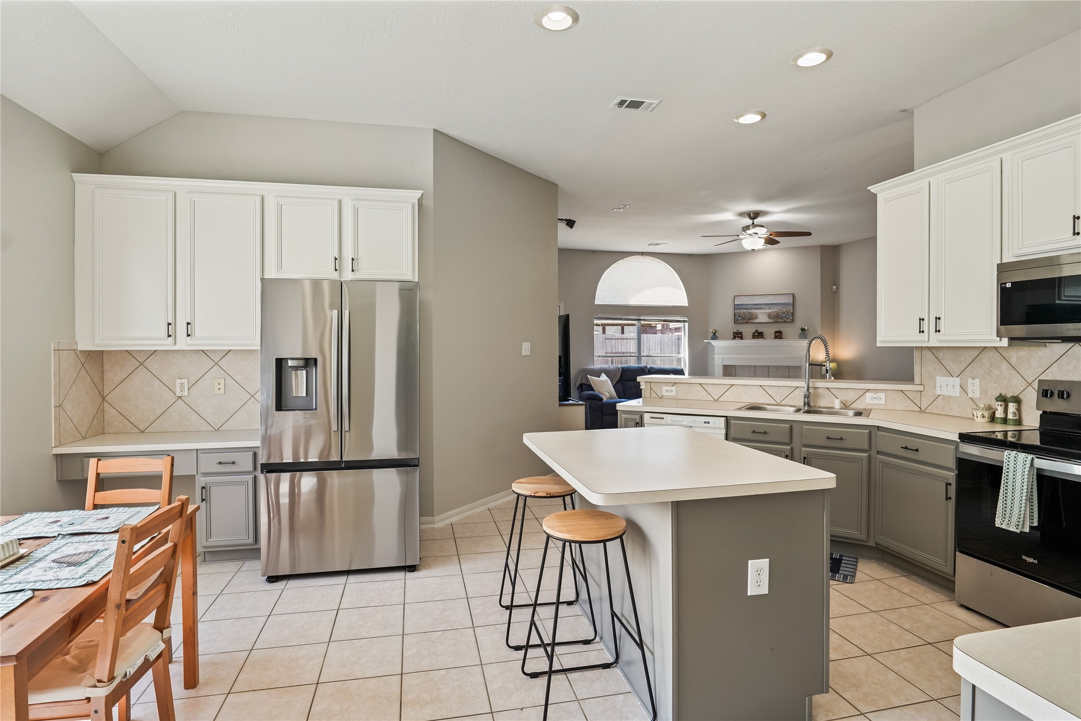 5710 Shady Hollow Court Rosharon, TX 77583 - Photo 10 of 25 Breakfast area and extra cabinet/desk area