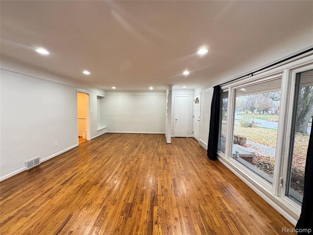 27911 Bayberry Road Farmington Hills, MI 48331 - Photo 5 of 16