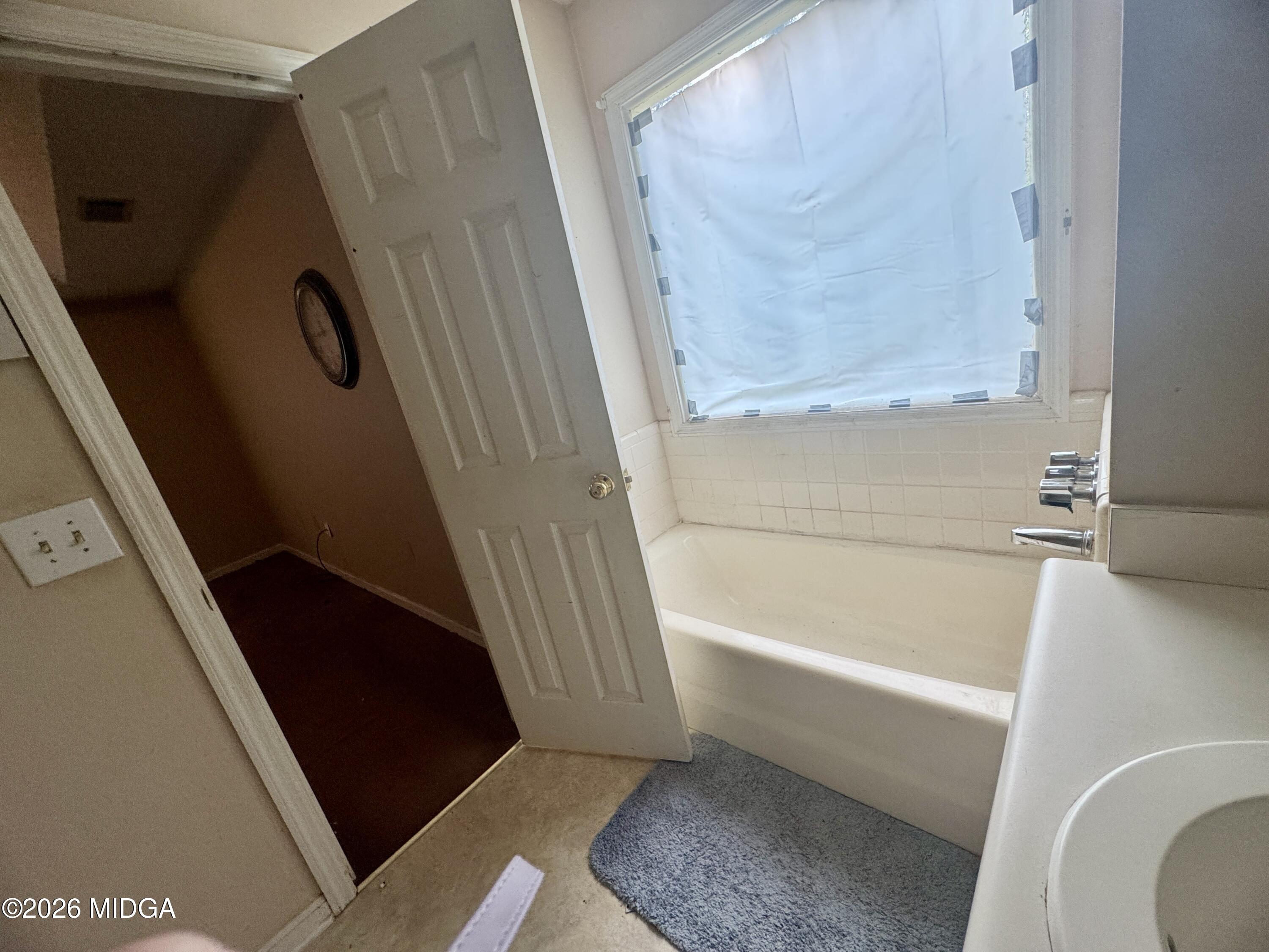 682 Wilderness Drive Macon, GA 31220 - Photo 6 of 25 a bathroom with a bathtub