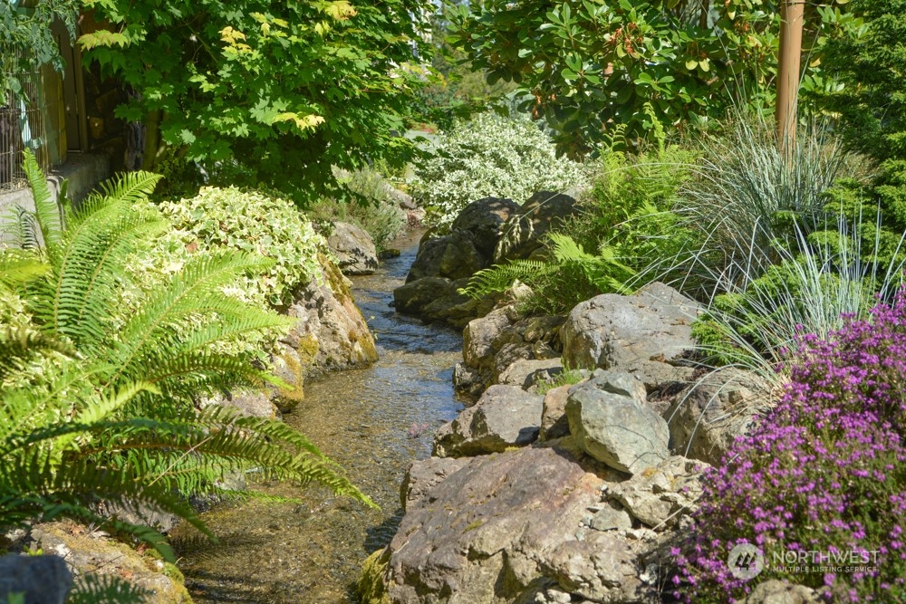 1419 Digby Place, Unit 309 Mount Vernon, WA 98274 - Photo 2 of 34 a backyard of a house with lots of green space
