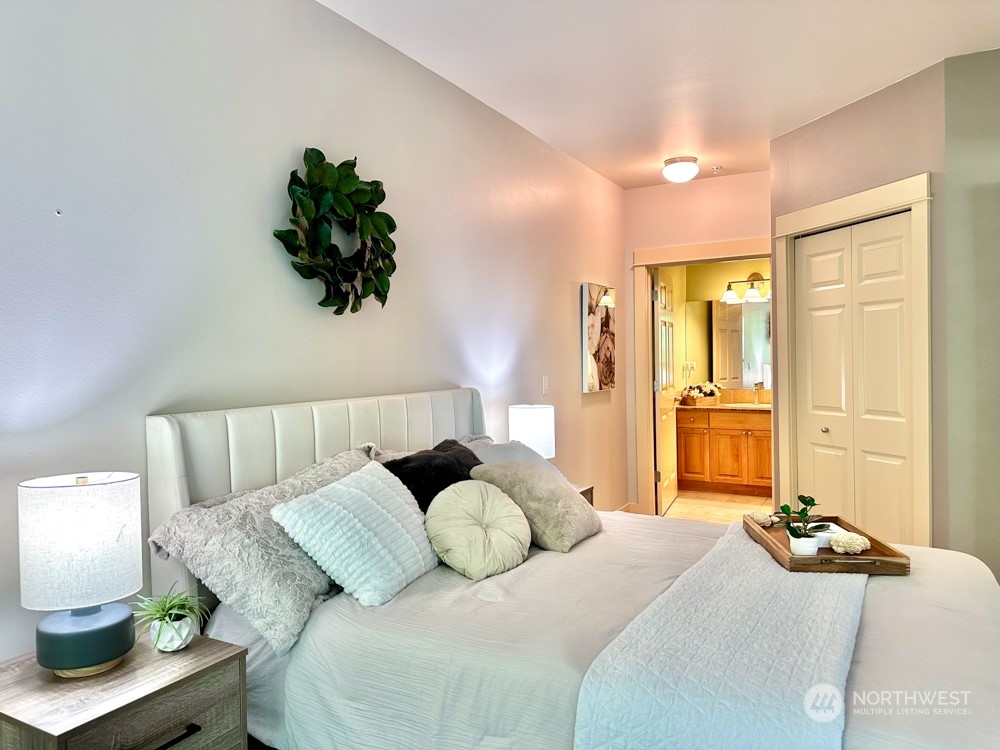 1419 Digby Place, Unit 309 Mount Vernon, WA 98274 - Photo 21 of 34 a bedroom with a bed and a potted plant