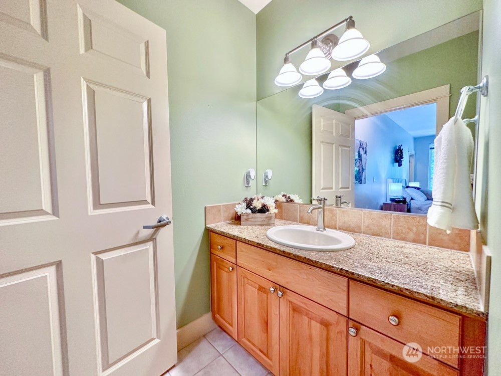 1419 Digby Place, Unit 309 Mount Vernon, WA 98274 - Photo 23 of 34 a bathroom with a double vanity sink and a mirror