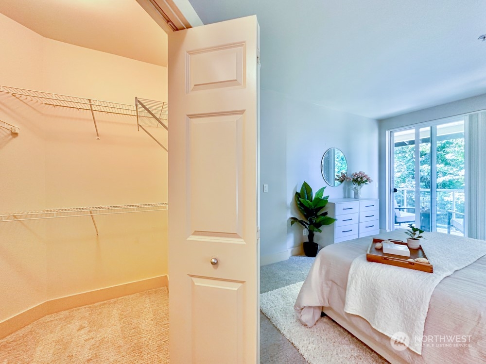1419 Digby Place, Unit 309 Mount Vernon, WA 98274 - Photo 24 of 34 a living room with furniture and a potted plant