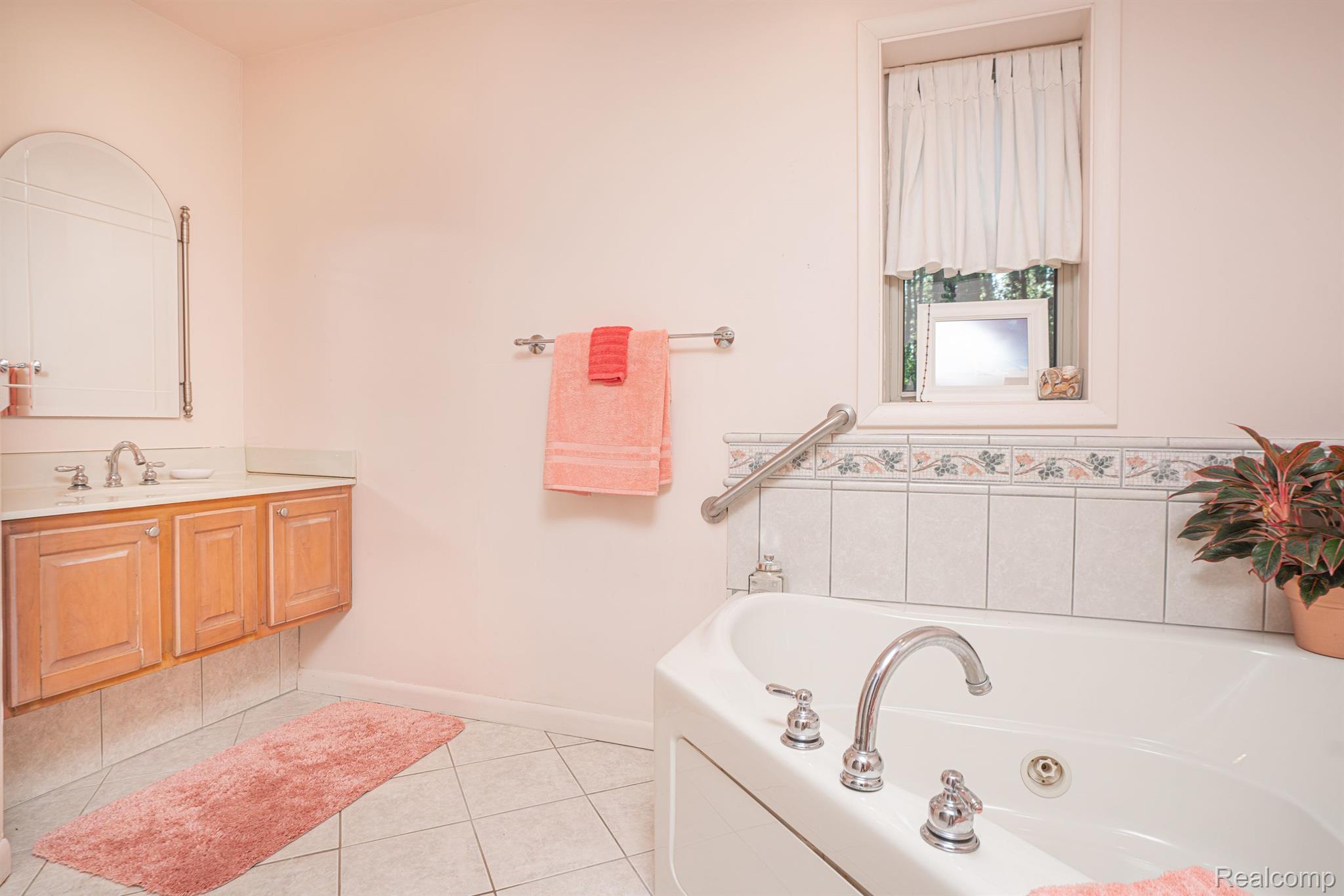 5044 Greenfield Road Brighton, MI 48114 - Photo 23 of 39 Nice size primary bath w/jacuzzi tub