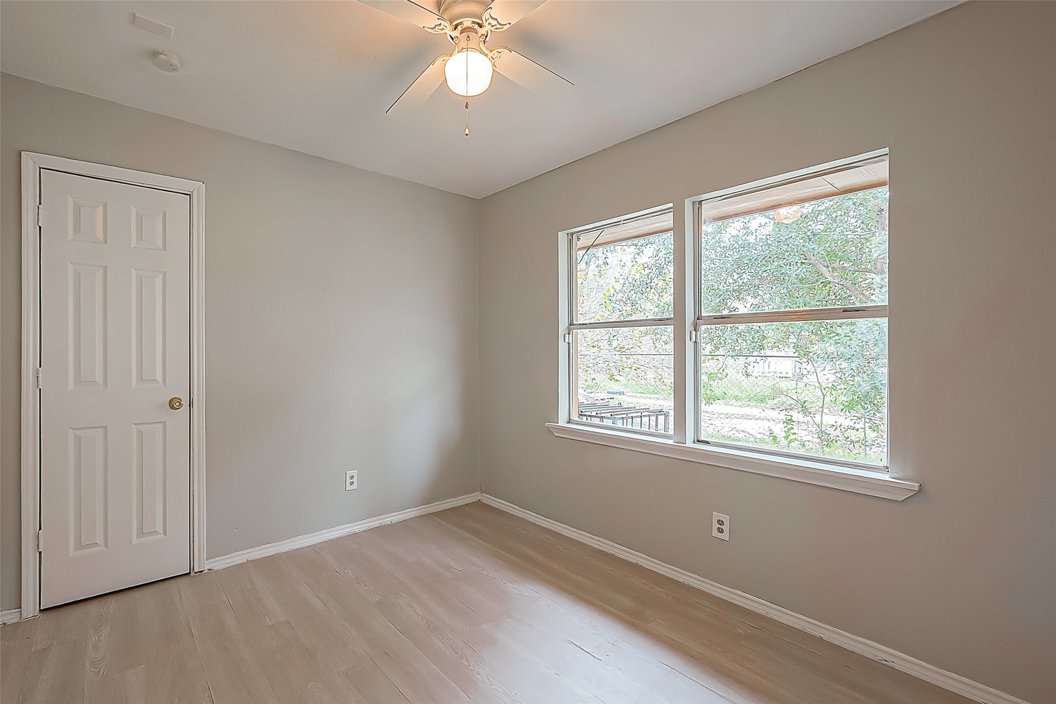 11615 Duane Street Houston, TX 77047 - Photo 12 of 14 an empty room with a window
