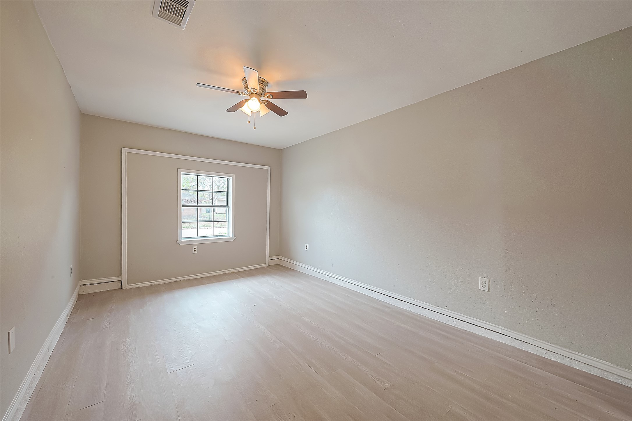 11615 Duane Street Houston, TX 77047 - Photo 8 of 14 an empty room with windows and fan