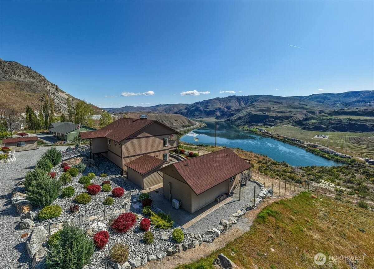 525 Columbia View Road Chelan, WA 98816 - Photo 2 of 40