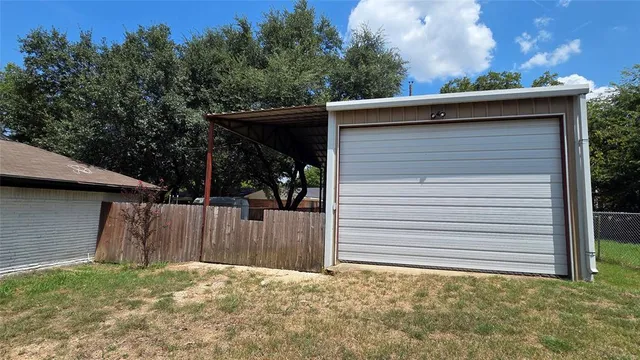 a view of a backyard